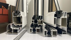 Frameless glass partition