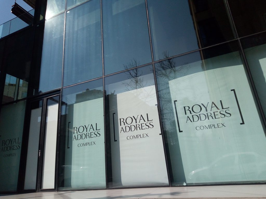 Frameless curtain wall system Valid