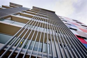 Implementation of louvres: Fixed and movable louvres on the facade of the building